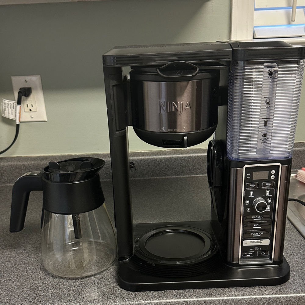 Ninja Black and Silver Coffee Brewer with Glass Carafe